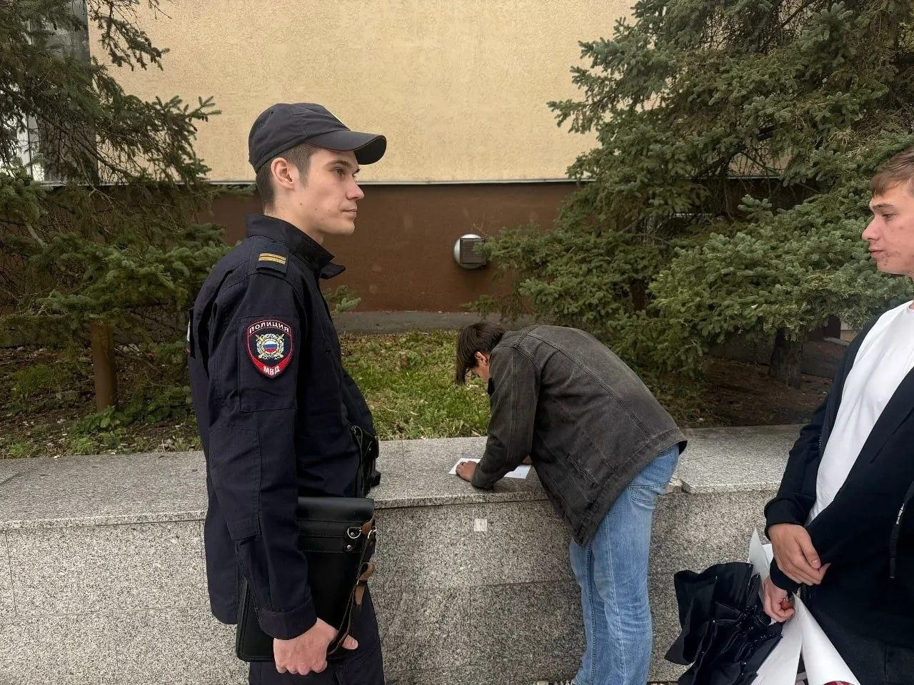 Во время одиночного пикета в Пензе на активиста набросились неизвестные: порвали плакат, угрожали и забрали телефон, вынудив удалить запись. Позже сообщалось об инциденте в Москве.