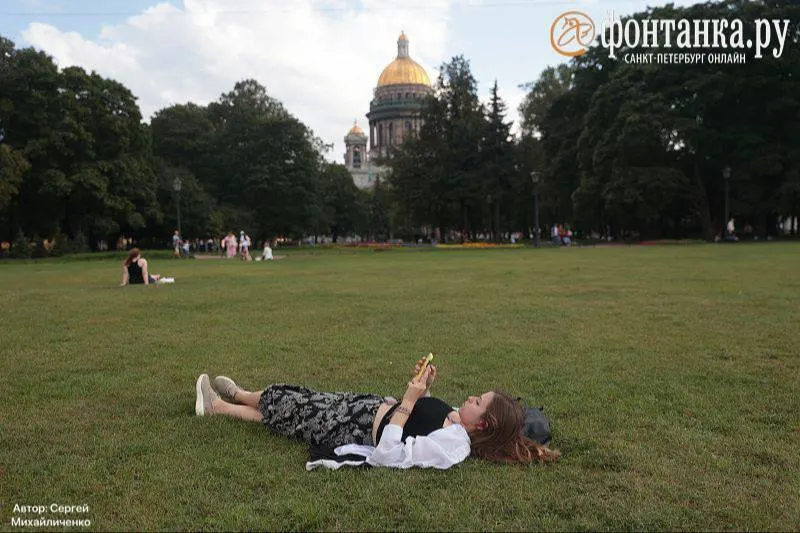 Москва и Санкт-Петербург отметили нормальную жару, в то же время по России зафиксировано рекордно теплое лето.