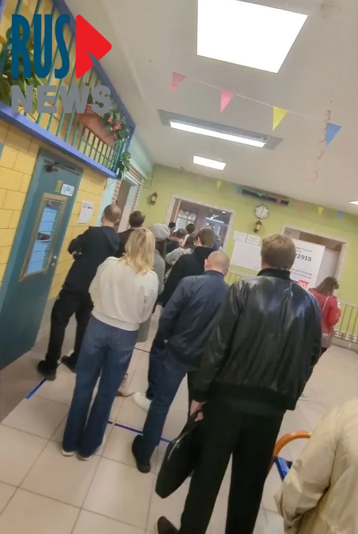 На участке, расположенном в здании школы в московском районе Митино, очередь из желающих проголосовать бюллетенем растянулась на весь коридор.