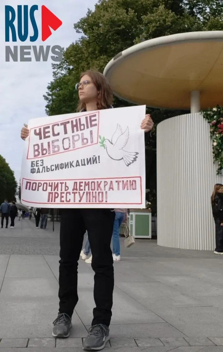 В Москве участник пикета против фальсификаций на выборах сообщил о давлении в общежитии и задержании, а после акции обсуждалась дальнейшая активность движения. Некоторых участников митинга затронули блокировки интернета и другие меры.