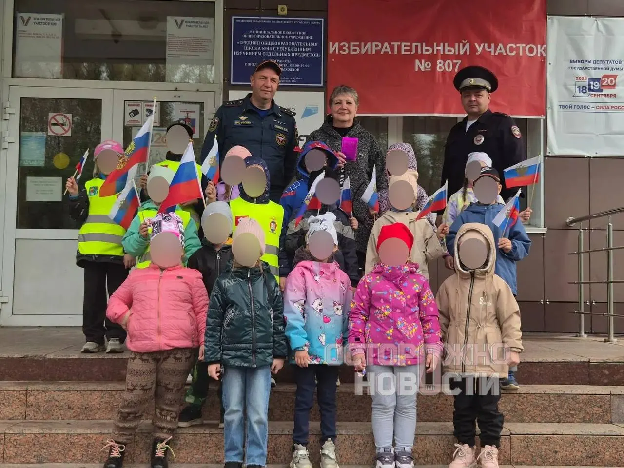 Сообщают о случаях, когда детские сады приводят воспитанников на участки и участвуют в инсценировках голосования; материалы поступают из разных регионов.