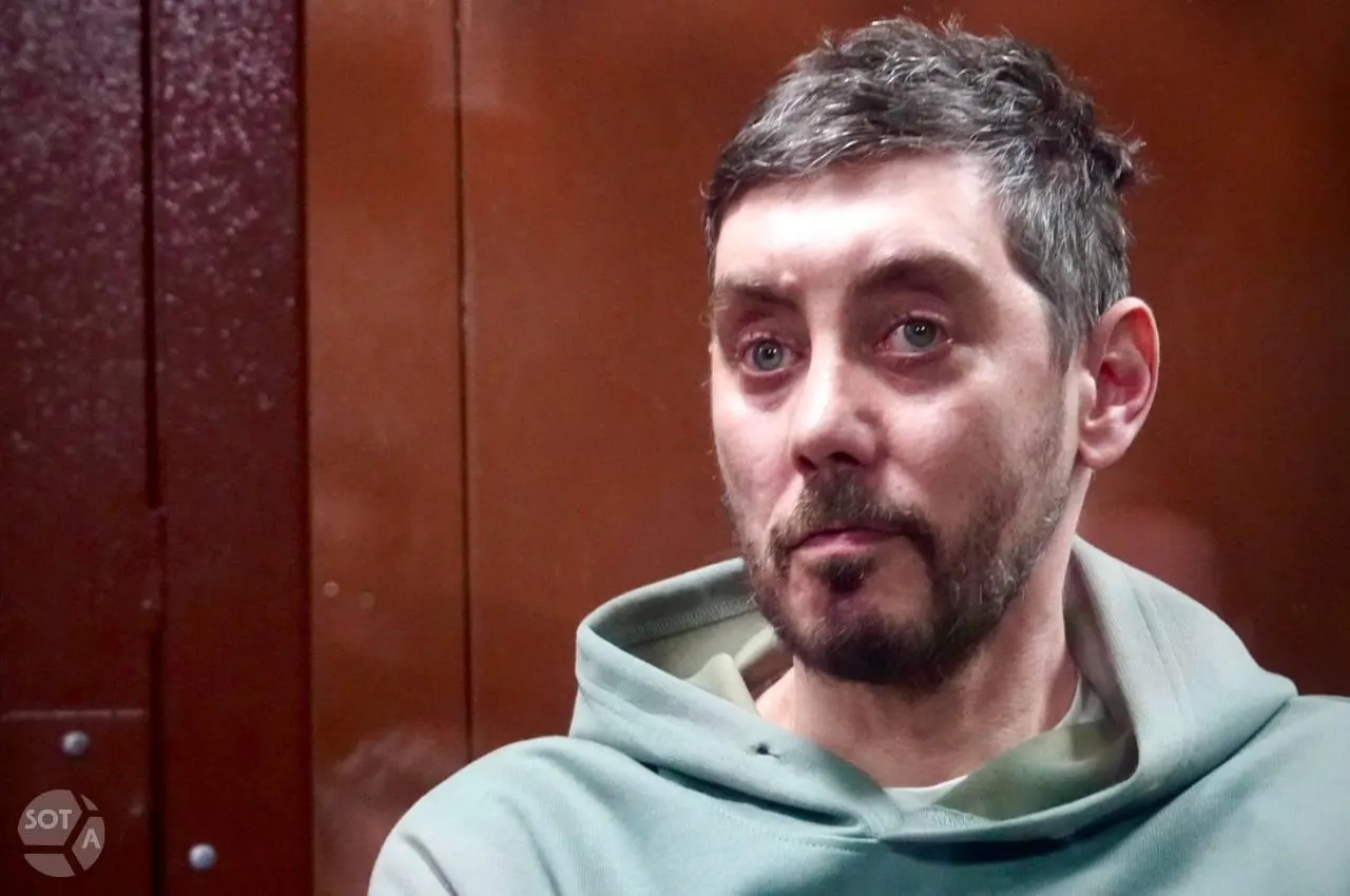 Бывший главред задержанного журналиста получил травму в СИЗО: сломал руку, затем развился энцефалит; родственники требуют надлежащей медицинской помощи и расследования обстоятельств. Ранее пострадал в ДТП в Смоленской области, сейчас находится в следственном изоляторе.