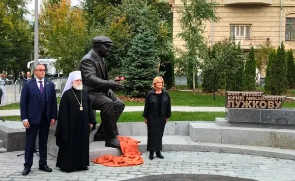 Бронзовый монумент установлен на пересечении Большого Сухаревского переулка и улицы Сретенки к 90-летию со дня рождения Юрия Лужкова.
