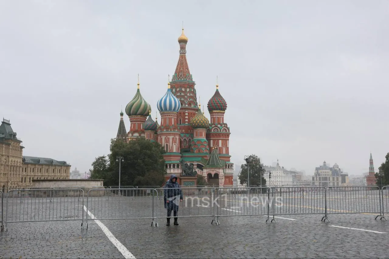 На Красной площади пусто: часть территории перекрыта, на Ильинке усилено патрулирование полиции.