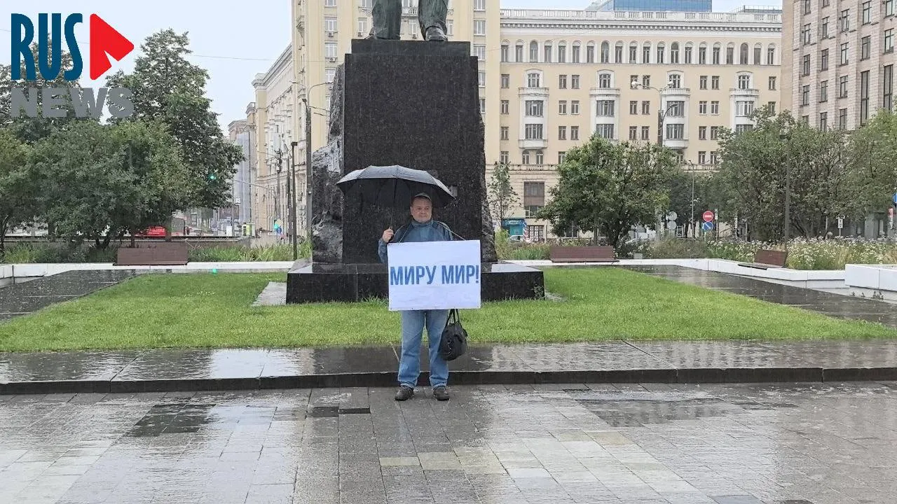 Активиста задержали на Триумфальной площади за пикет и оштрафовали по статье о дискредитации ВС РФ; дело приурочено к выборам в Госдуму.