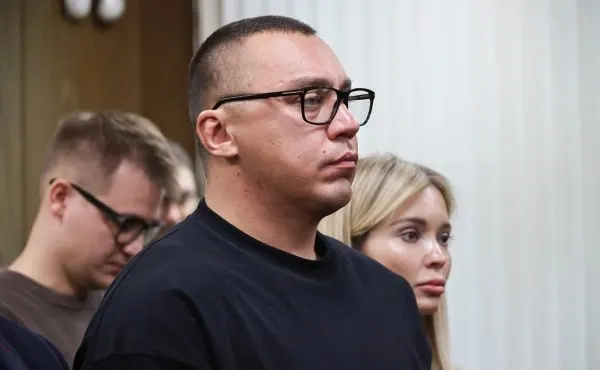 Суд Москвы вынес обвинительный приговор бизнесмену и блогеру Дмитрию Портнягину по делу о легализации крупных доходов; его жене назначено восемь лет лишения свободы и штраф 3,5 миллиона рублей; деловой партнер получил два года условно и штраф 400 тысяч рублей.