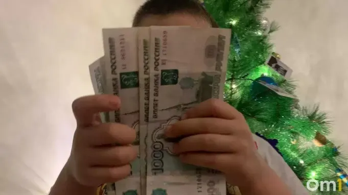 В 33 регионах введена единоразовая выплата 300 тысяч рублей при рождении третьего ребенка; право имеют семьи моложе 36 лет.
