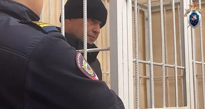 Следствие считает, что школьницу ударили и утопили в реке; тело нашли возле лодочной станции после нескольких дней розысков; подозреваемый задержан и содержится под стражей.