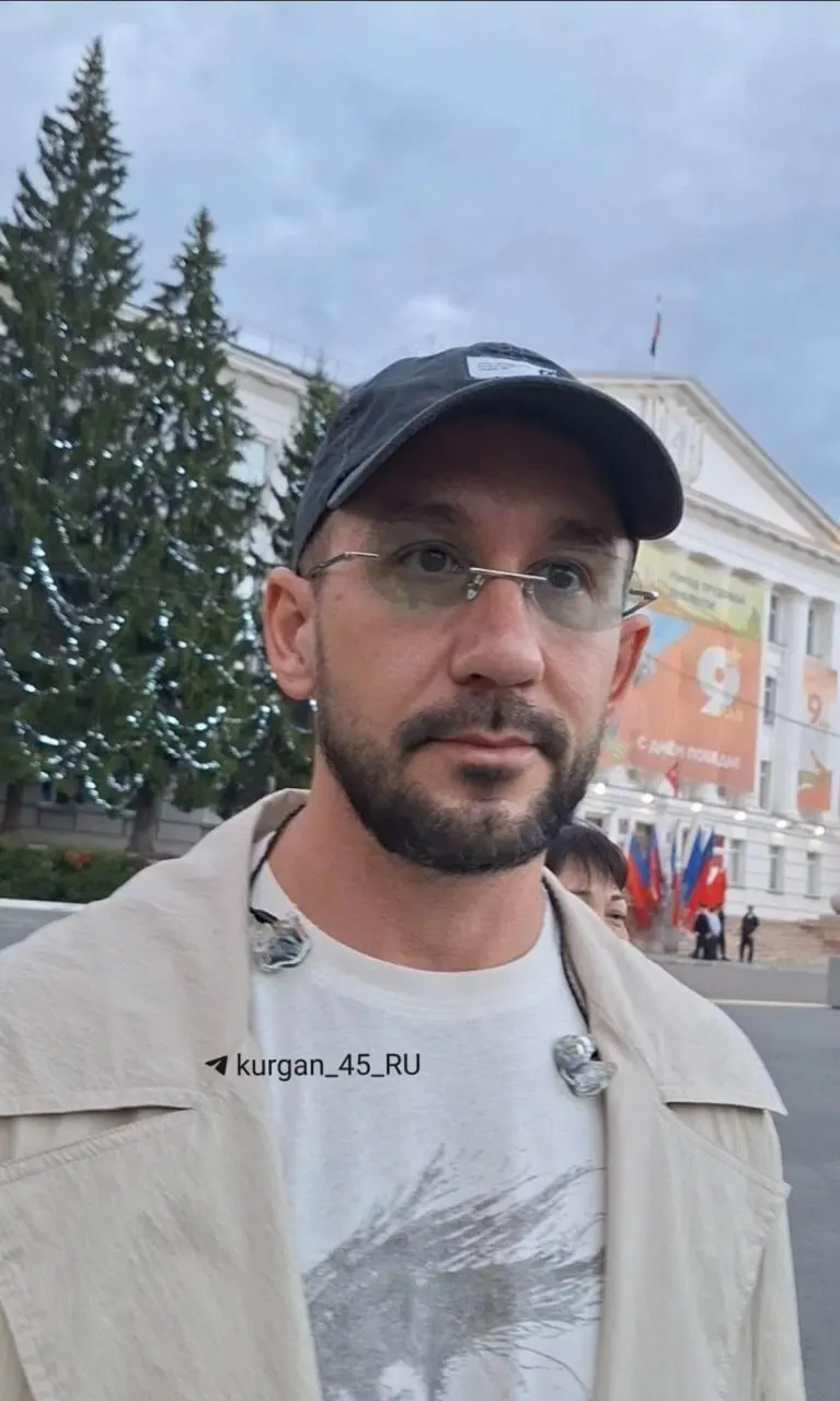 Лидер группы сообщил, что не успел побывать в Кургане, отметил тепло, в Москве — почти осень, а курганцы получили поздравления.