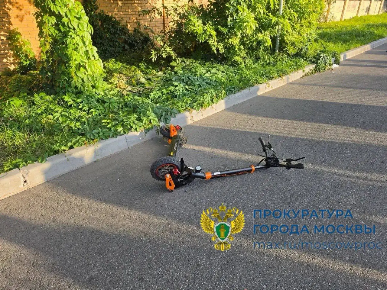 Прокуратура проводит проверку по ДТП в Новой Москве, где на электросамокате столкнулись с автомобилем Mercedes; один ребёнок погиб, другой госпитализирован.