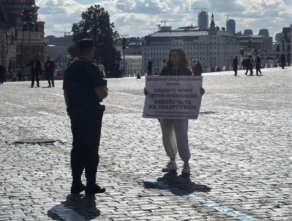 Родители 11-летних близнецов с SMA борются за доступ к оригинальному препарату Spinraza, обвинения против папы пока не раскрыты; дело сопровождают задержания и судебные разбирательства.