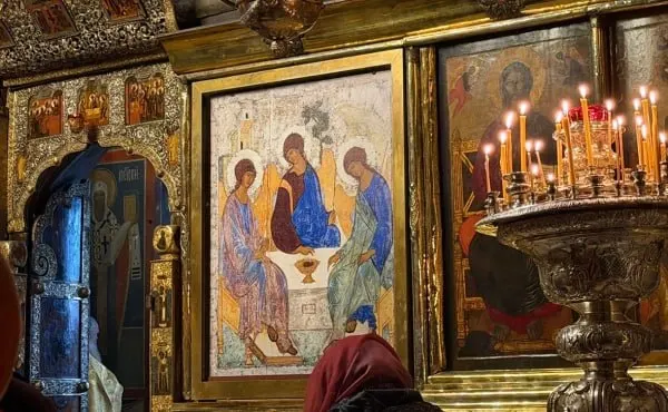 К копии иконы XV века временно заменяет оригинал в иконостасе Троицкого собора; проводится сверка состояния климатической витрины.