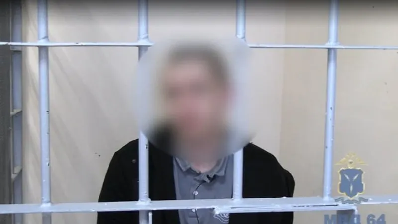 Пенсионерка из Саратова стала жертвой мошенников; задержан курьер из Москвы, который работал на преступников. Расследование продолжается.