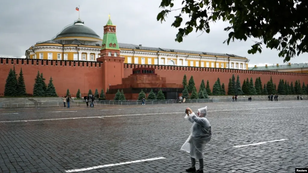 Тверской суд Москвы вынес наказания гражданину Чехии Михалу Пламенеку по трём административным статьям после одиночного пикета у мавзолея Ленина; дело связано с политическими аспектами и войной.
