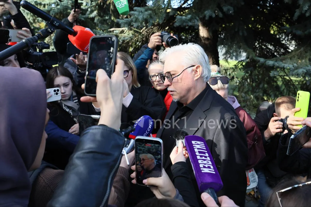Прощальная церемония прошла на Троекуровском кладбище; близкие и коллеги вспоминают вклад критика в культурную жизнь.