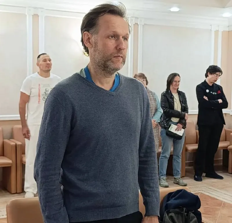 В нескольких регионах сняли кандидатов в Госдуму по разным основаниям: фото, QR-коды и предполагаемые нарушения финансирования; расследования продолжаются.