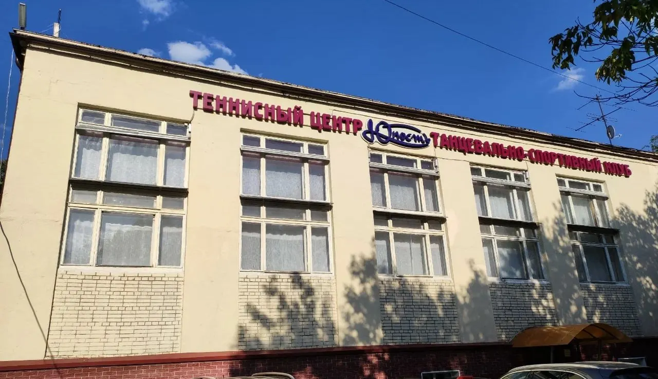 На месте старого стадиона на улице Зорге будет возведена школа на 1000 мест; ранее здесь обсуждался жилой комплекс, теперь принято решение о строительстве образовательного объекта.