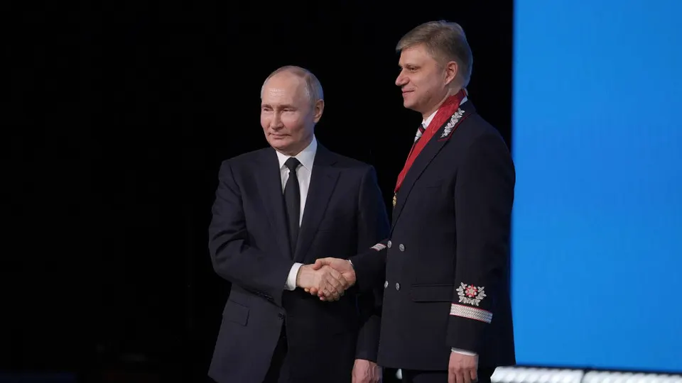 Расследование ФБК указывает на близкие контакты руководителя РЖД с Аркадием Ротенбергом и возможную финансовую выгоду для семьи, включая крупную недвижимость и контракты на миллиарды рублей.
