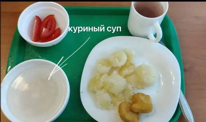 После смены руководства в школе на востоке Москвы массовые увольнения, сокращение кружков и перевод занятий на платную основу; родители обратились в надзорные органы, а попасть к директору непросто.