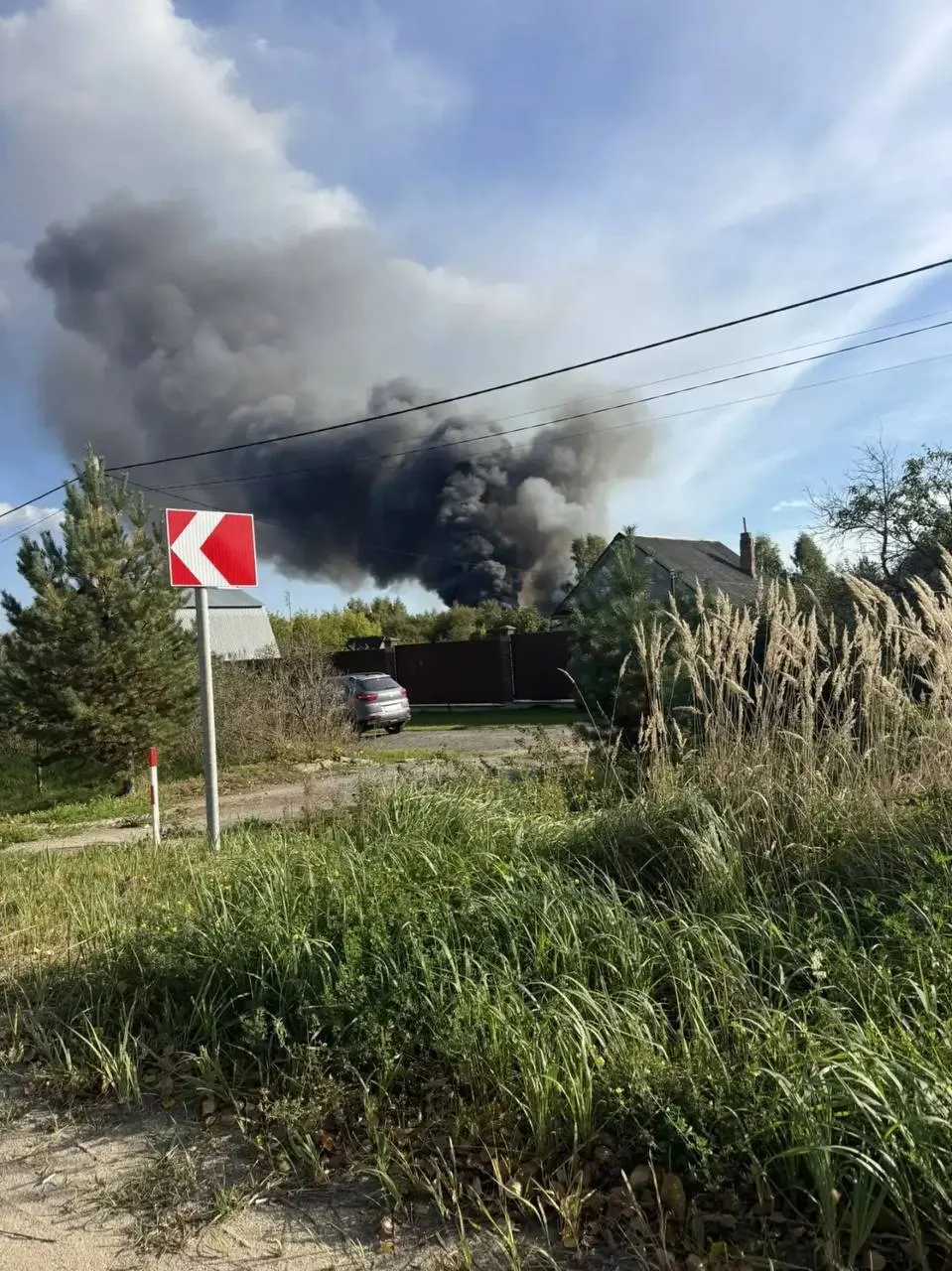 Площадь пожара на строительном рынке в Одинцово достигла 2000 кв. м; очевидцам просят присылать фото и видео через бота.
