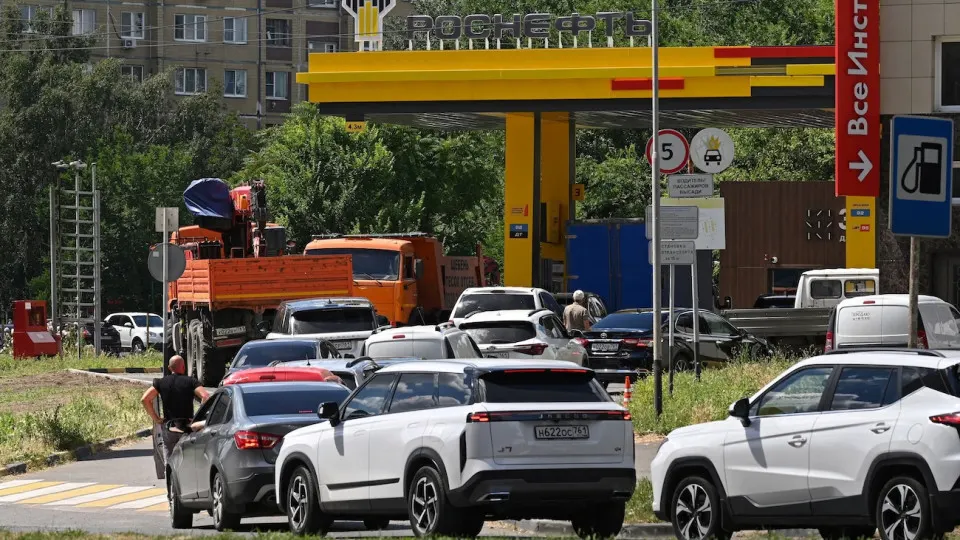 После атак на нефтеперерабатывающие заводы, обслуживающие столичный регион, поставки топлива в соседних областях существенно ухудшились: часть заправок временно закрыта, на отдельных станциях образуются длинные очереди.