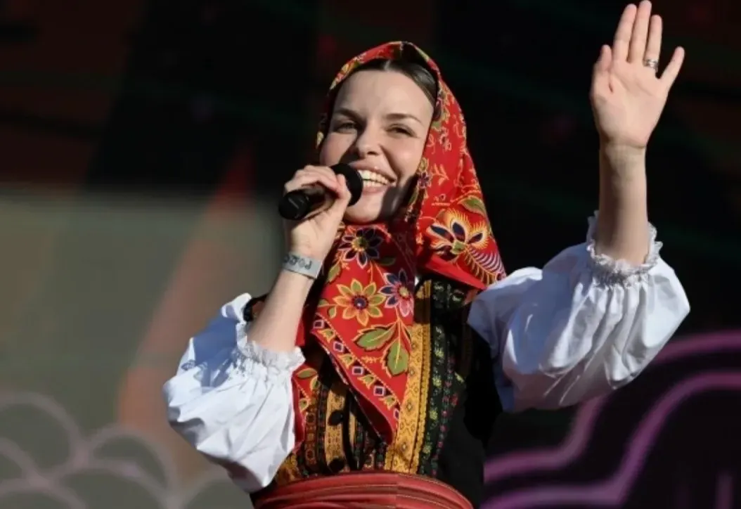 Известная певица Куртукова заявила, что примет участие в наблюдении за голосованием в Госдуму в 2026 году, чтобы проверить честность и прозрачность процедуры и выступить голосом своей аудитории. Ранее она поддерживала партию власти.