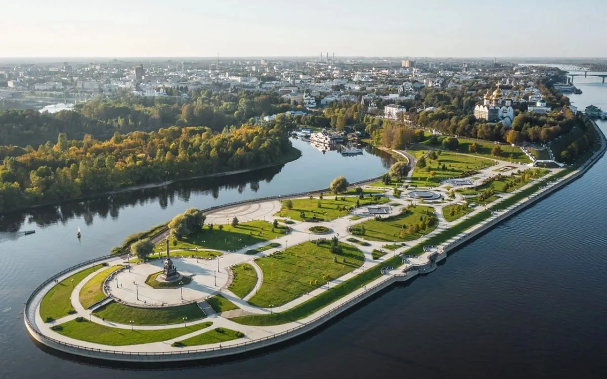 Перемещение штаб‑квартир госкомпаний из Москвы в регионы призвано стимулировать развитие регионов и создание новых рабочих мест.