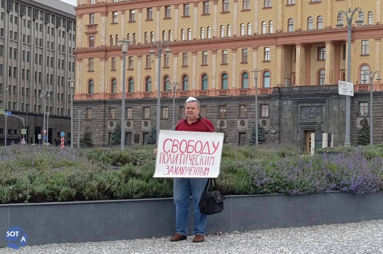 Активист Сергей Демин получил 15 суток за пикет в поддержку политзаключённых; апелляция отклонена, защита указывала на неполное исследование доказательств.