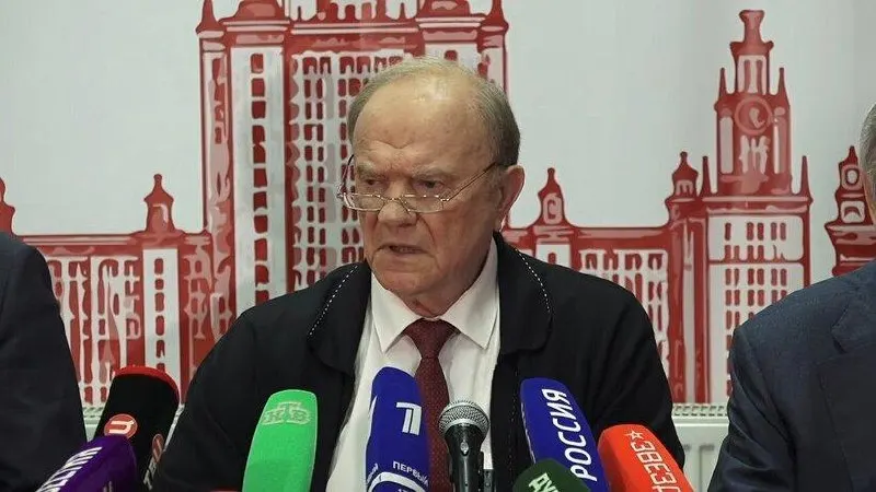 Геннадий Зюганов призвал изменить курс, предупредив, что продолжение конфликта и экономическая стагнация угрожают населению: растут тарифы ЖКХ, падает рождаемость, пенсии не хватает на базовые покупки.