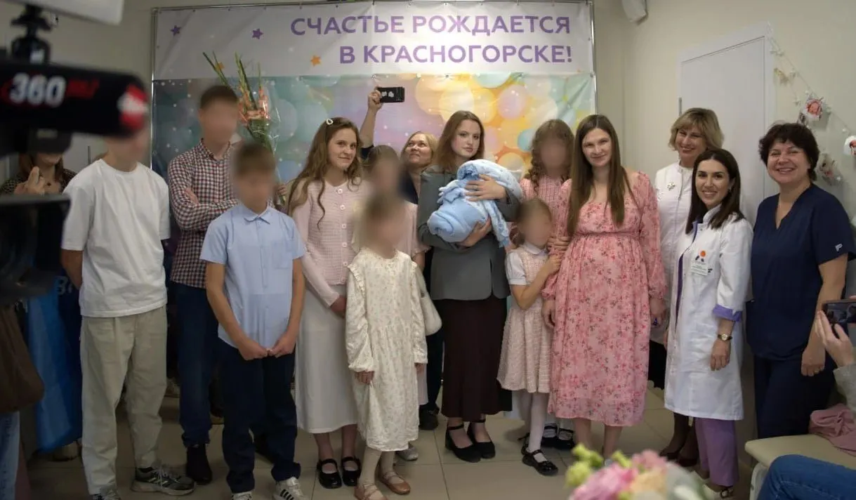 Младенец весом 4 кг 540 г и ростом 56 см появился в роддоме Красногорска; в семье теперь 12 дочерей и 5 сыновей, старшей дочери — 22 года.
