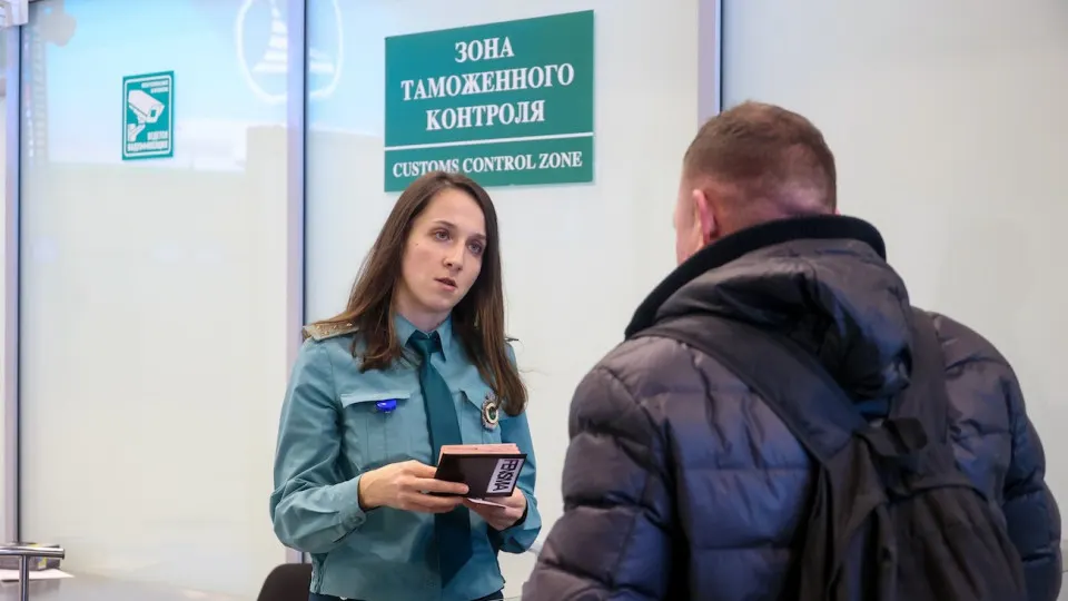 Указ ограничивает вывоз драгоценного металла и крупных денежных средств за пределы страны, вводит запрет на вывоз и усиливает контроль над происхождением средств.