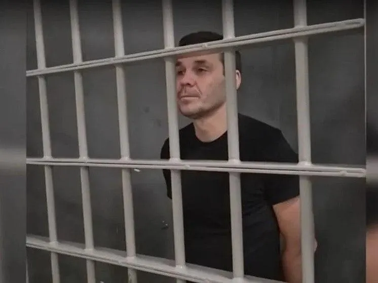 Мужчина получил 14 лет строгого режима и штраф за госизмену; дело включает перевод денег ВСУ и серию задержаний.