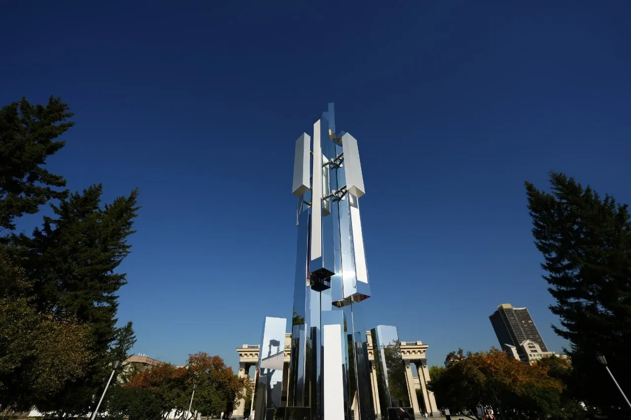 Сети 5G запущены в нескольких городах, включая Москву, и ожидается развитие цифровых сервисов: умные города, телемедицина и автономный транспорт.