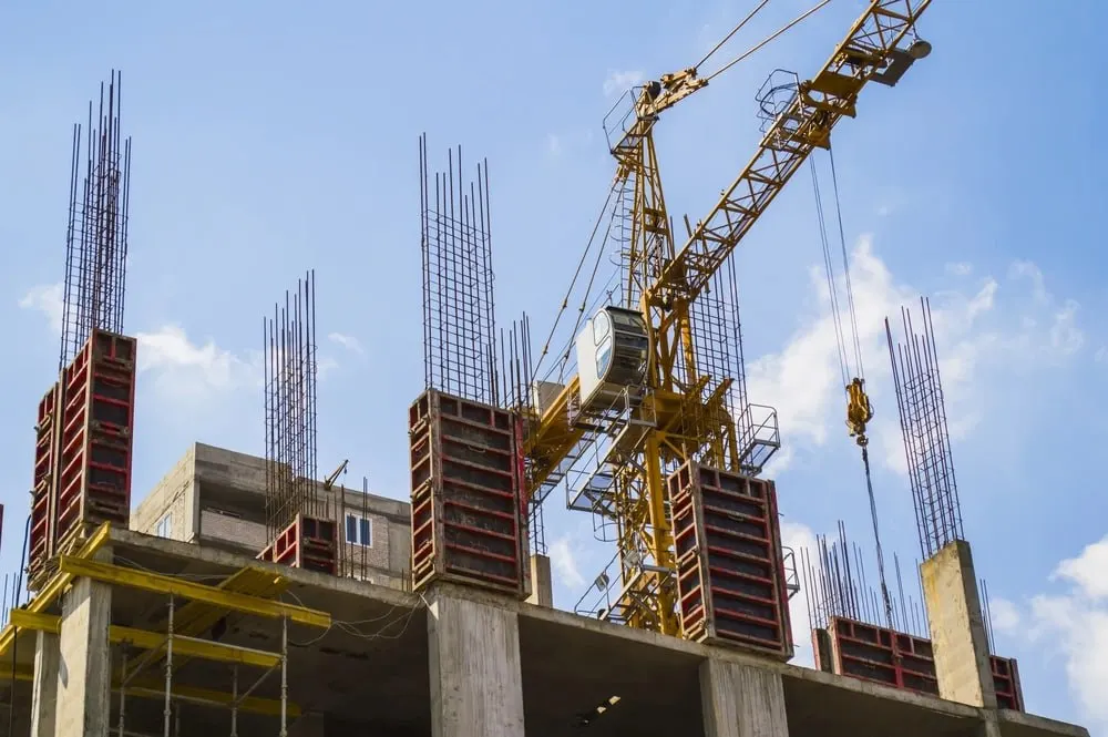 С 2022 года средняя цена за кв. м в московских новостройках эконом- и комфорт-класса поднялась на 55%, достигнув 423 тыс. руб. за квадратный метр; рост связан в том числе с удорожанием строительных материалов.