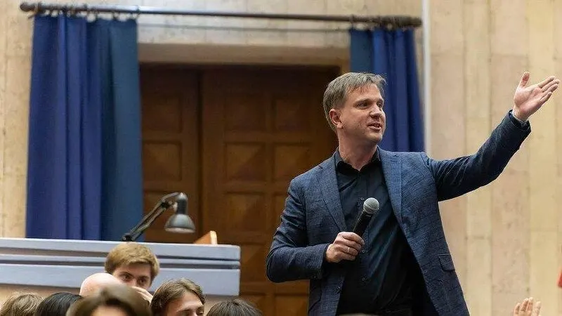 По информации сторонников партии «Яблоко», к кандидату пришли трое в штатском и повели его в отделение для составления протокола; подробности пока не уточняются.