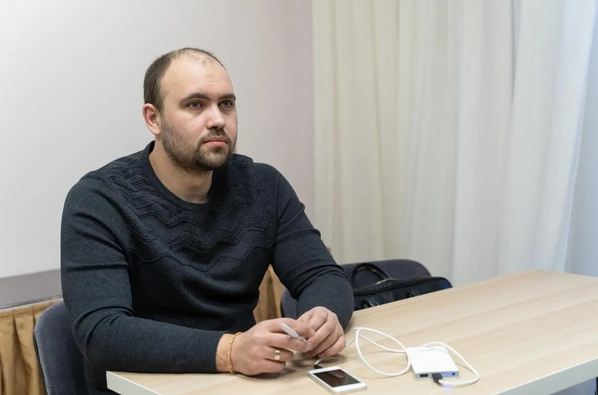Суд удовлетворил иск соперника и снял кандидата с выборов. В деле также затрагиваются вопросы агитации и авторских прав, а вокруг кампании развернулись дополнительные региональные споры.