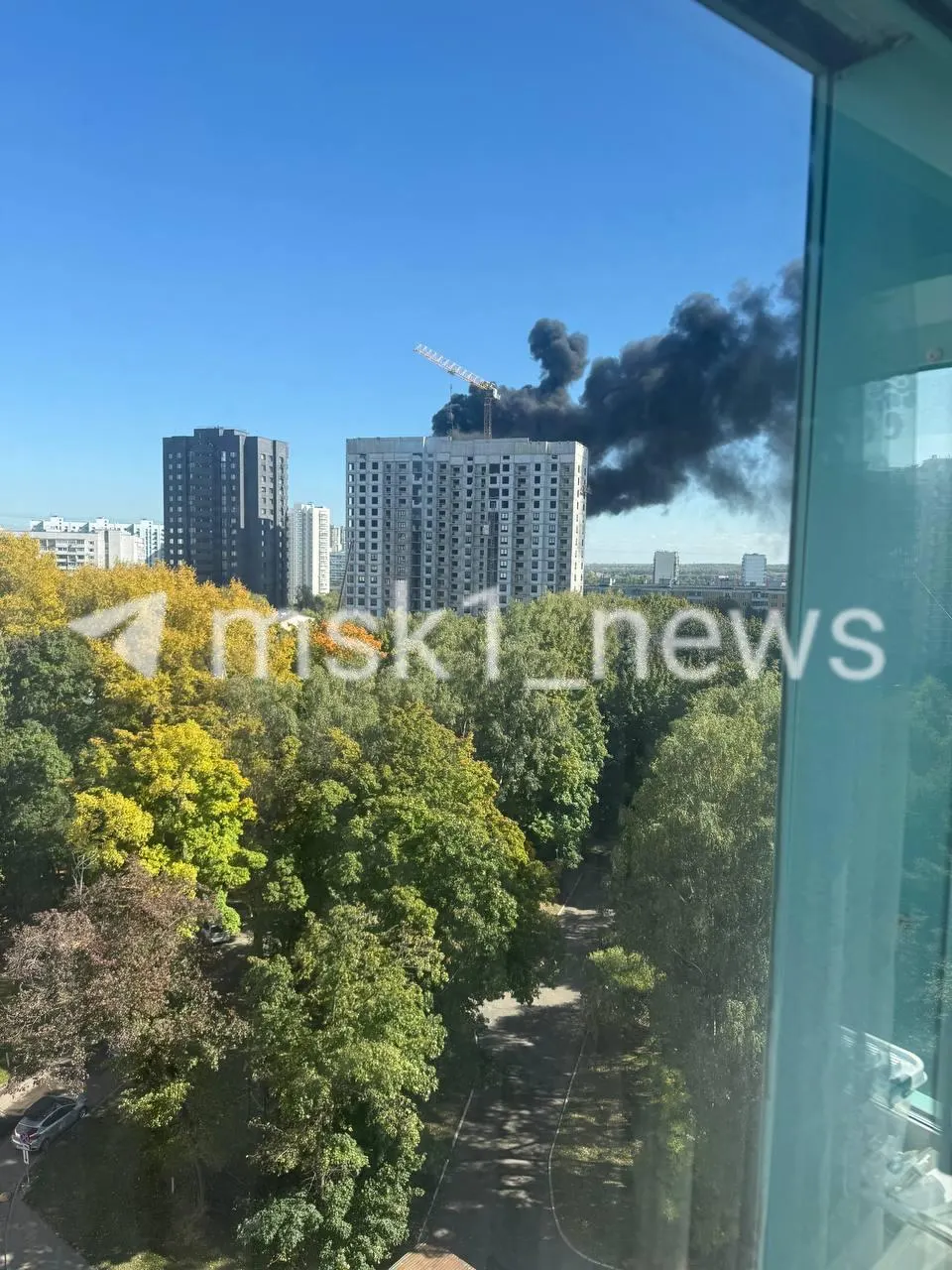 В Восточном Бирюлёво загорелось здание в жилом комплексе «Загорье»; на месте работают пожарные.