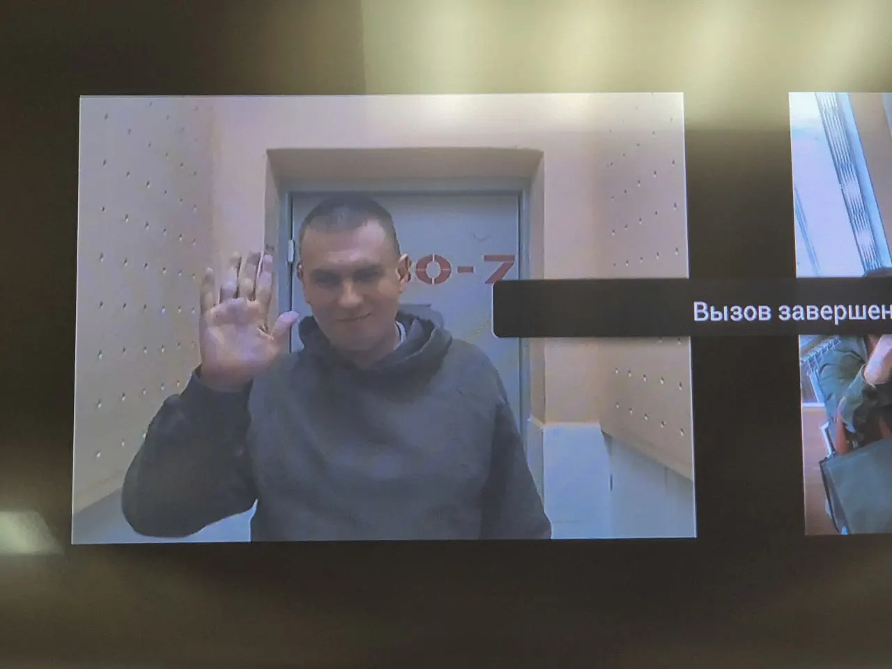 Блогера обвиняют в распространении фейков об армии после критики власти; суд оставил его под стражей до 8 марта, участие проходило по видеосвязи из московского СИЗО.