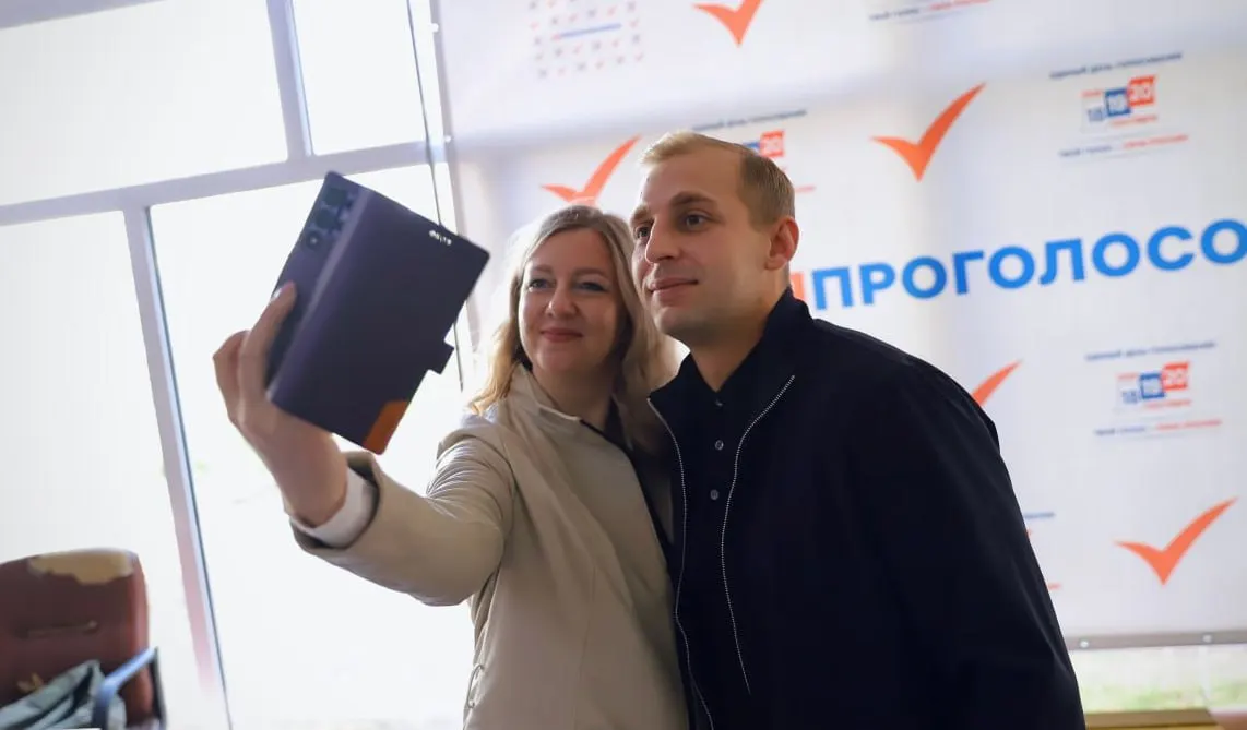 Блогер и инфлюенсер Саша Стоун избран депутатом областного парламента.