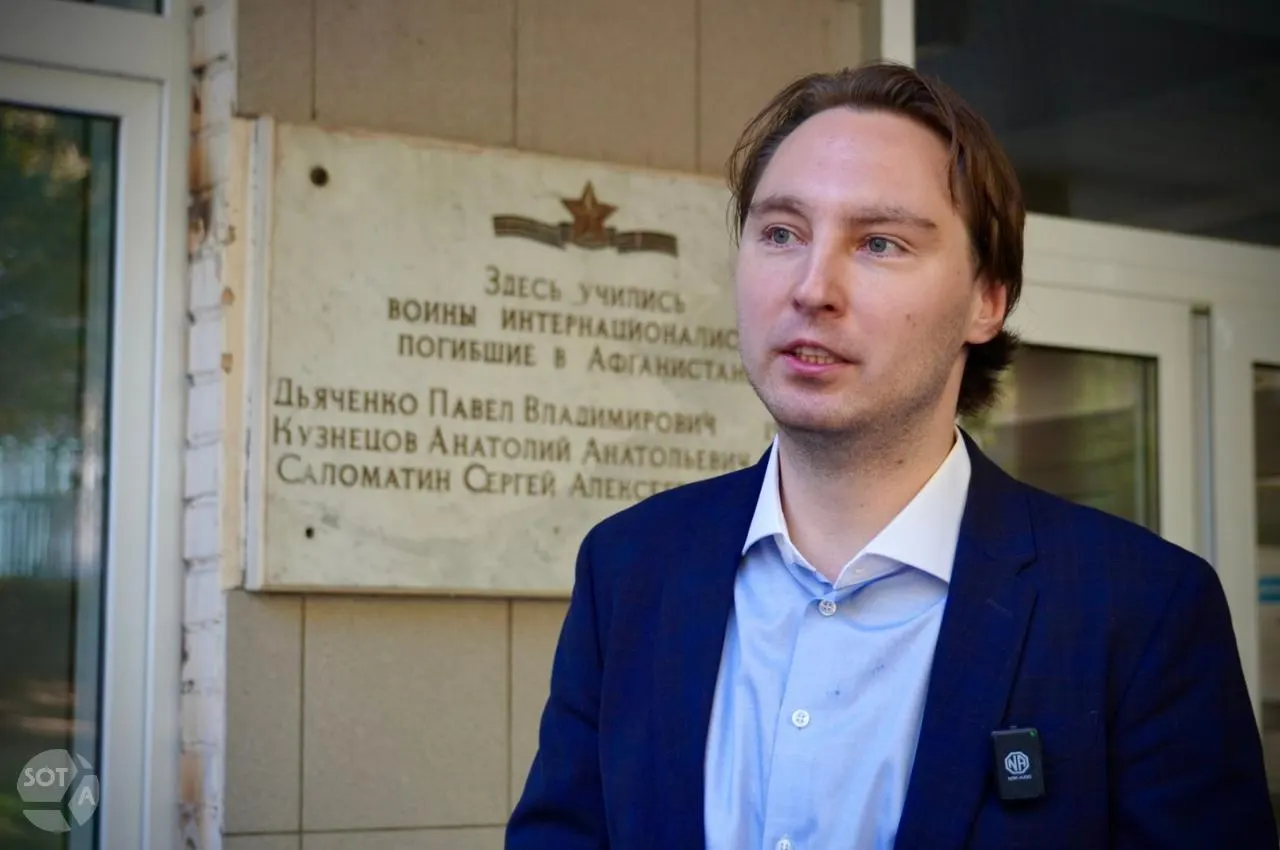 Глава московской организации партии «Яблоко» проголосовал на выборах в Госдуму; на участке в районе Нагатино присутствовало значительное количество полицейских, голосование сопровождалось наблюдением со стороны правоохранителей.