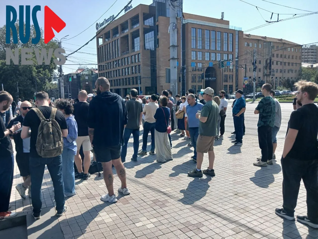 У посольства РФ в Ереване к обеду скопилась крупная очередь из избирателей: россияне, активисты и туристы. Рядом проходит митинг.