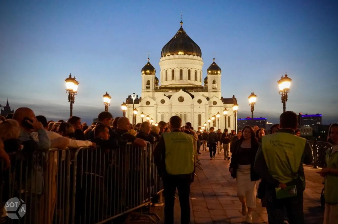 Верующие выстроились в длинную очередь к мощам святого Спиридона в Храме Христа Спасителя в Москве; около 10 тысяч людей ждут до 8,5 часов. Медики и волонтёры работают у входа, проход частично ограничен.