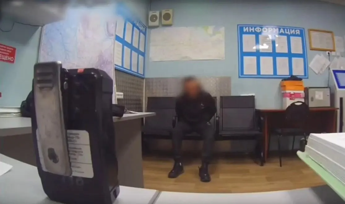 45-летний житель Алтайского края был пьян и агрессивно вел себя после того, как его разбудили на борту самолета; полицейские нейтрализовали ситуацию, фигуранту грозит штраф за мелкое хулиганство.