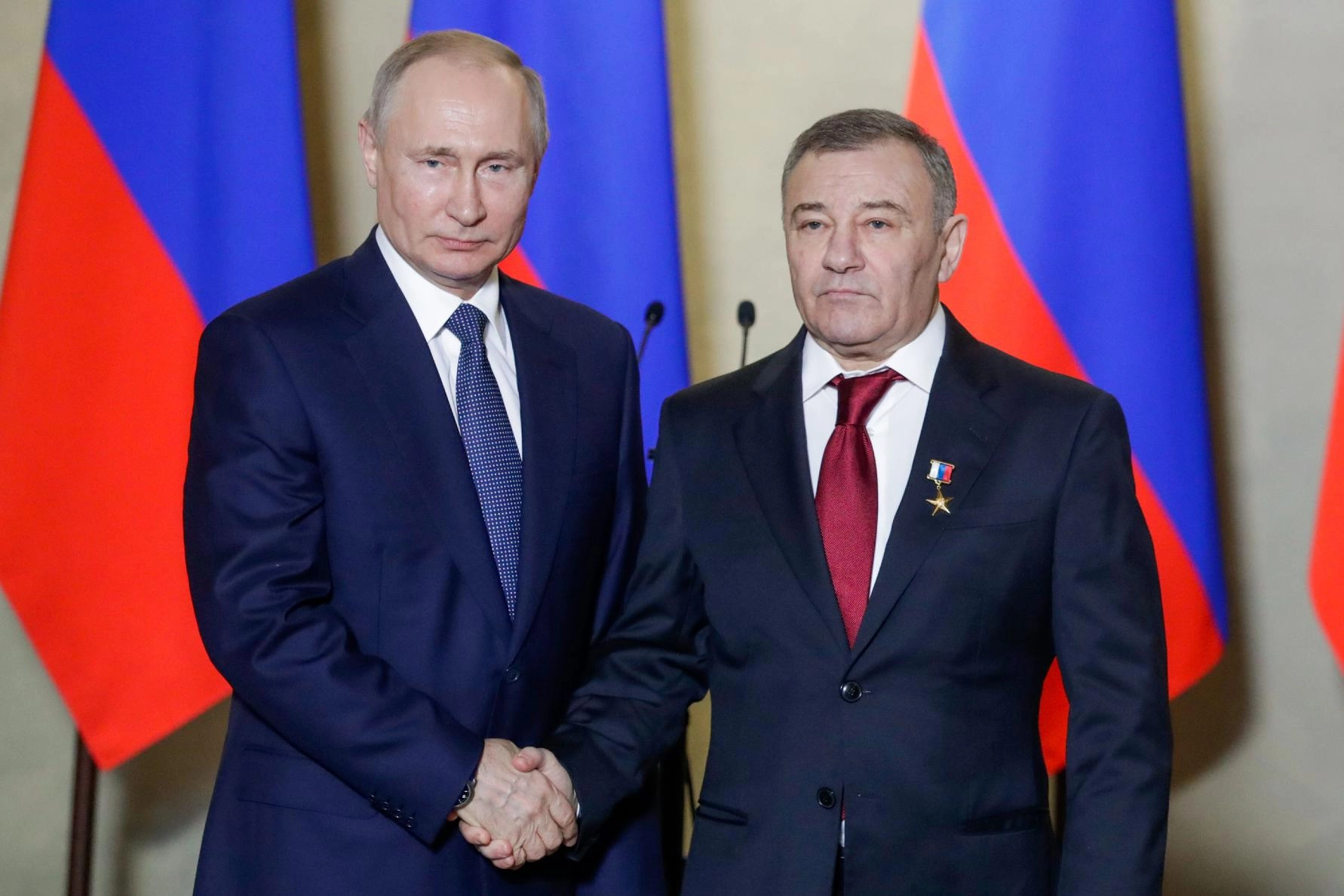 Три топ-менеджера, близкие к бизнес-империи Аркадия Ротенберга, переведены под домашний арест после задержаний в рамках расследования.