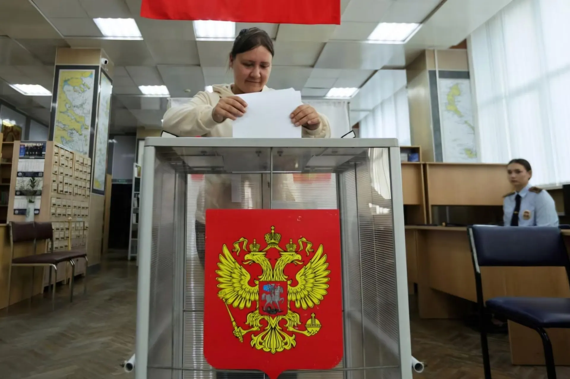 Во второй день голосования зафиксирована явка около 40,8%, отмечены попытки давления на наблюдателей и ускоренная обработка бюллетеней на отдельных участках, в том числе в Москве.