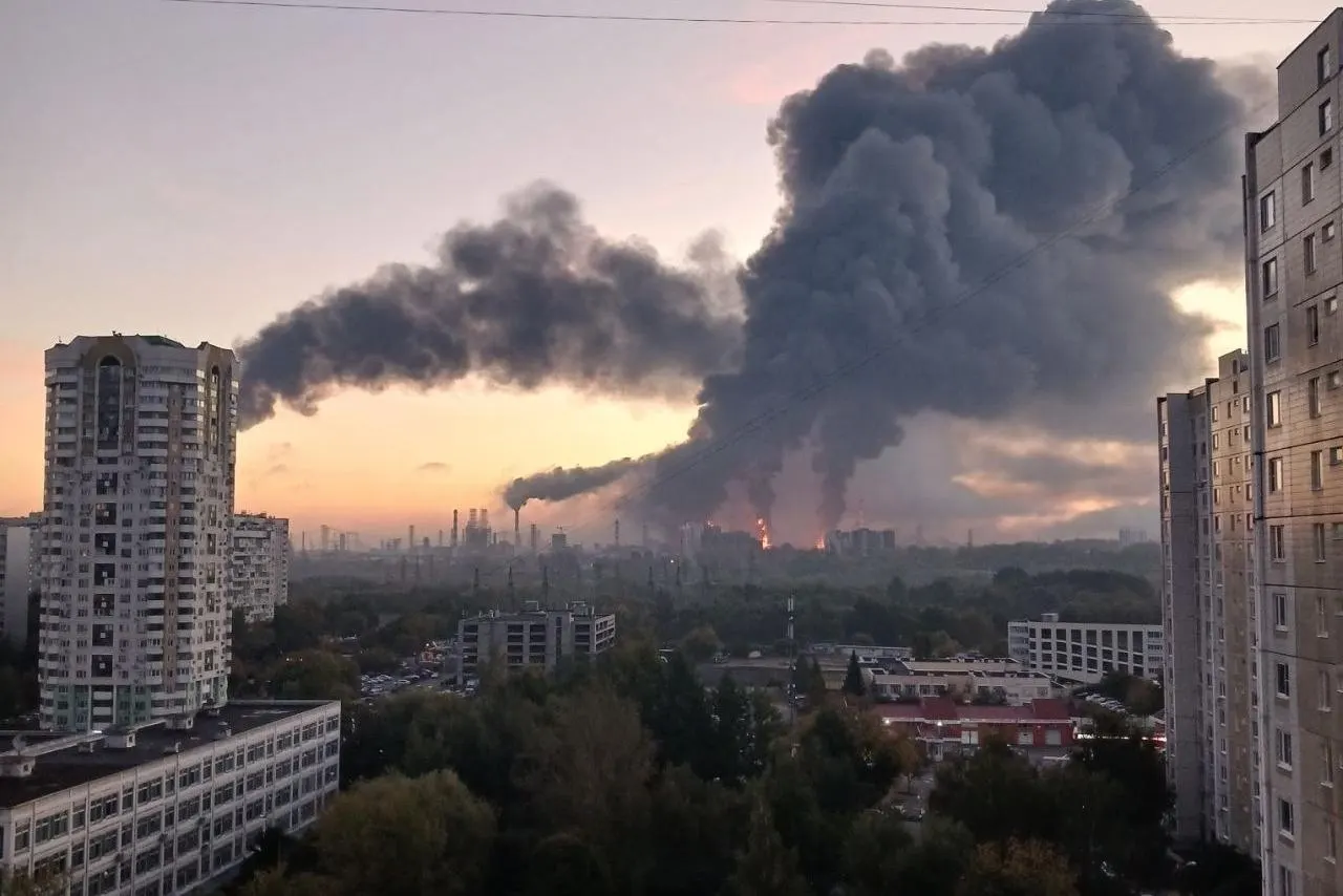 Ночью 20 сентября Москва и область подверглись массированной атаке беспилотников; НПЗ в Капотне получил повреждения, на территории завода возник пожар.