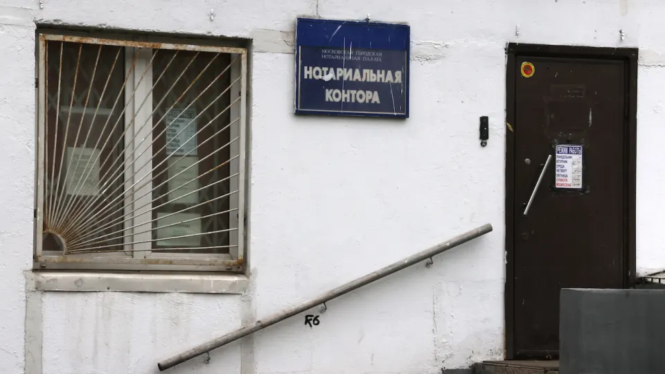 Призывники и их законные представители сталкиваются с отказами нотариусов при оформлении доверенностей для участия в военных комиссиях; ситуация фиксируется в столице и Самарской области и связана с требованиями выписки из воинского учета.