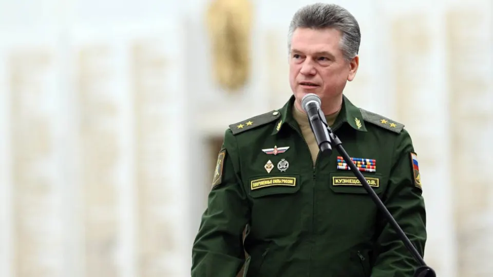 Генерал-лейтенант Юрий Кузнецов получил 12 лет колонии, штраф и лишение званий; расследование вскрыло крупную схему по государственным контрактам и имущество на сотни миллионов.