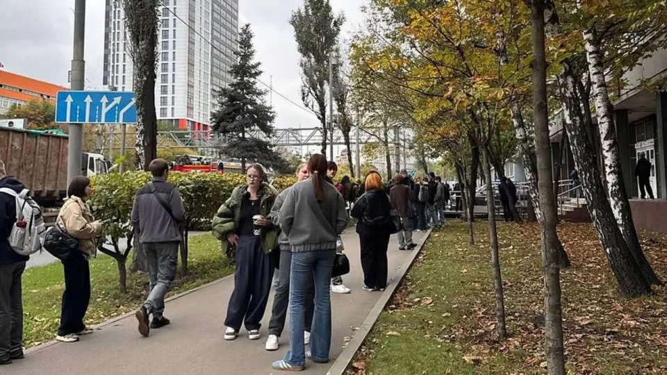 Дела в нескольких столичных вузах: учащиеся и сотрудники эвакуированы после сообщений об угрозе, занятия переведены онлайн, причины уточняются.