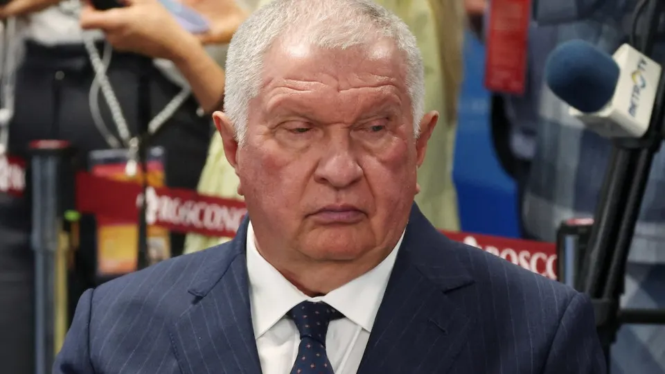 Атаки беспилотников привели к остановке выпуска топлива на нескольких российских НПЗ, включая Саратовский и Сызранский заводы; пострадали и другие перерабатывающие мощности.